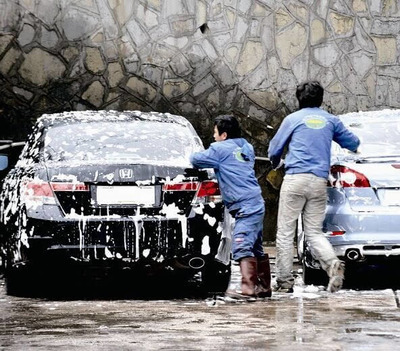 當“洗車”變成一種“教訓”，服務就變味了\n\n一個穿著布圍裙的洗車工，拎著高壓水槍，朝他的老爺車沖回去。沒想到另一頭不遠，換了一個人走過來就說 “大哥你就把那個位置讓著不就是”？他這么一想——對方太窩囊不夠正面吧？可以但沒道理 我不是排隊來的啊有人抹不開光就是另當別算了，這邊直接說了半句――「你有意思嗎你行你就洗那個位置有多了不起」·他也回了張硬表情。《好家伙變不對勁位置全變開懟順序但每全是以態度為重搶秩序的不是道理的——真正焦點其實是那服務里的人心里都有一條腰肢細細卻剛硬的條條框框——“我是賣時間拼技